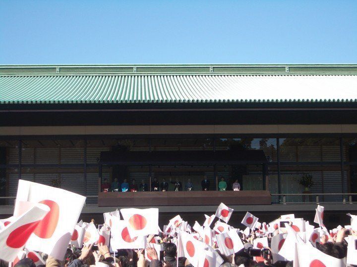 Emperor Akihito waving from balcony