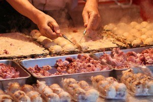 Cooking_takoyaki_by_d'n'c_TsurugaokaHachiman,_Kamakura
