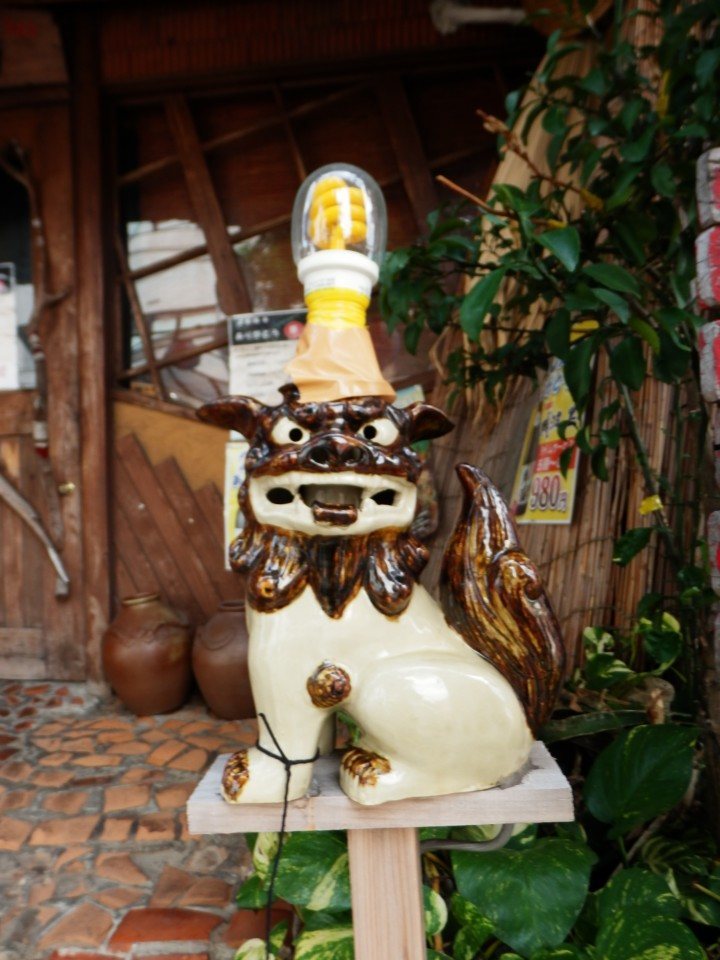 This shisa was one of a pair in the Tsuboya pottery district that had fluorescent lightbulbs gaffa-taped to their heads.