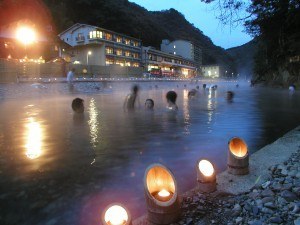 Onsen and sento entrances are marked by half-length curtains. Red means women; blue means men! (Photo: Kifu no Sato)