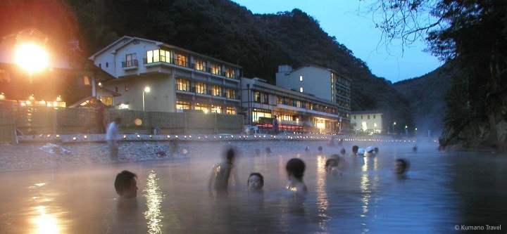 The senninburo in Kawayu Onsen (Photo: Kumano Kodo Tourist Board)