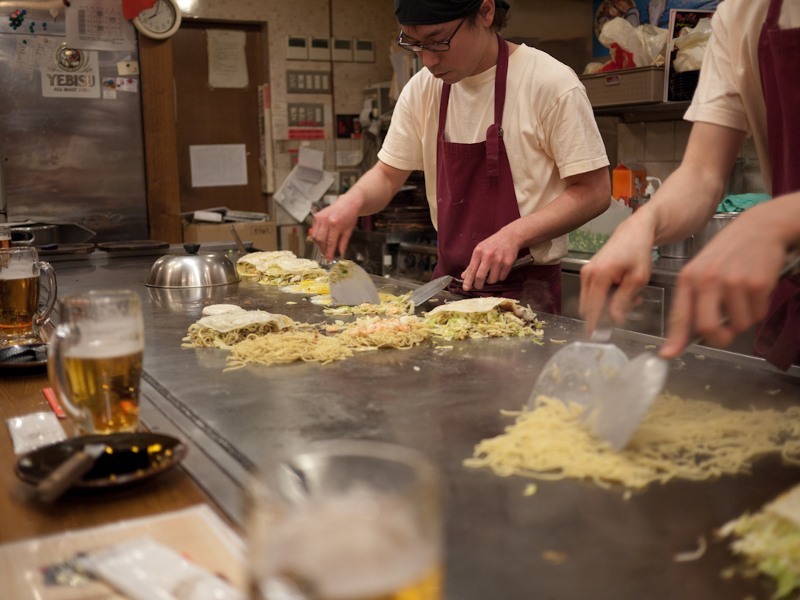 Okonomiyaki in action