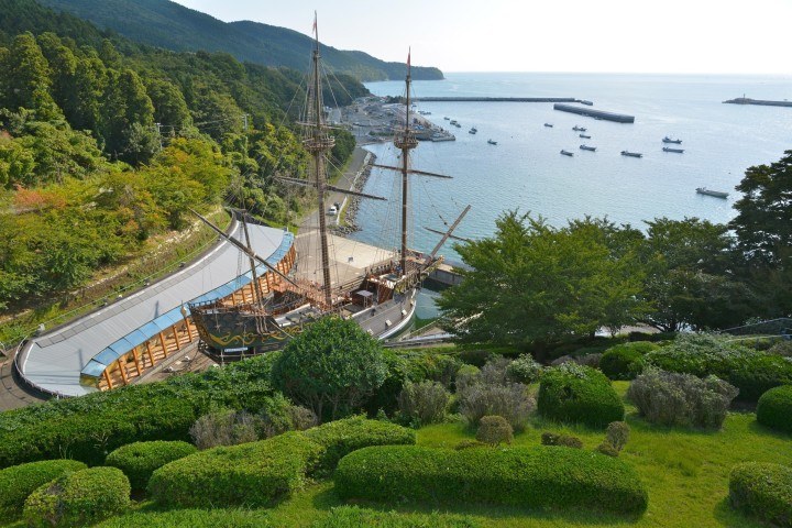 A birds-eye view above the Sant Juan Bautista replica and the Pacific.