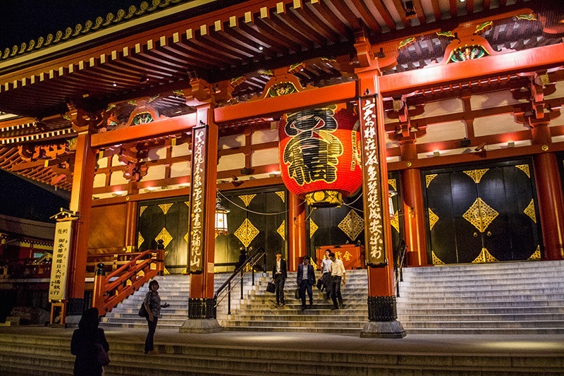 senso ji temple at night