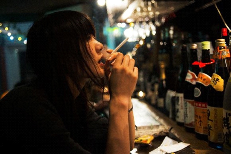 Smoker in a Japanese bar (Photo: Japan Today)