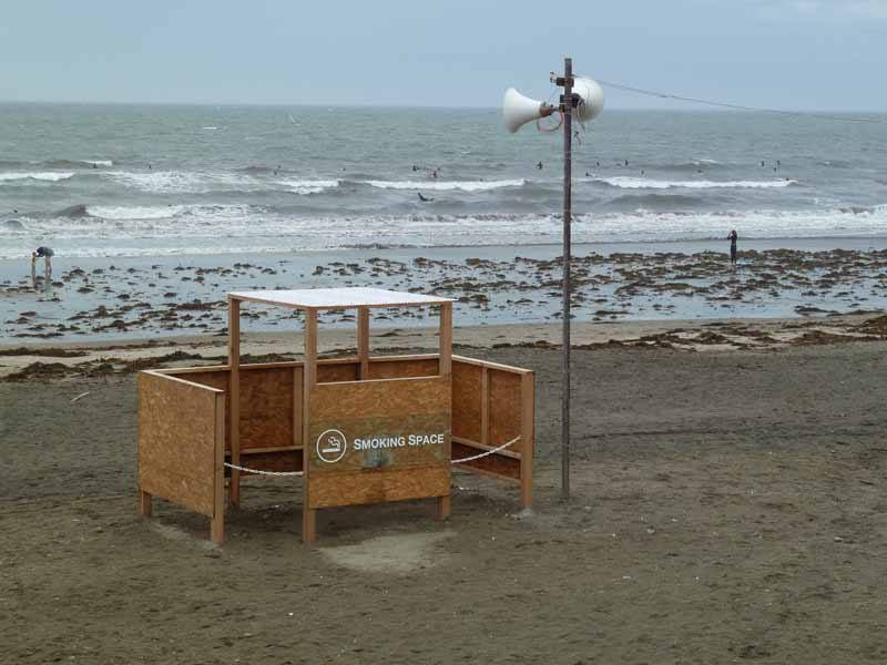 Smoking area on the beach in Kamakura (Photo: Jennylostinjapan)