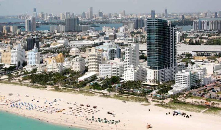 Clear sand and turquoise waters in Miami beach