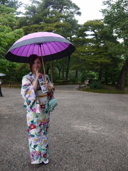 Saying hi to locals in Kenrokuen Garden