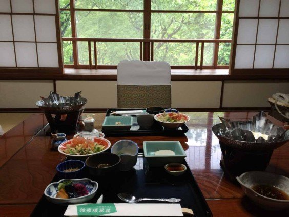 Trying traditional kaiseiki food at the Gora Kansuiro