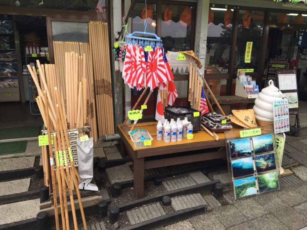 Take some time, check your gear, use the toilets, and definitely have a feed at Higashi Fuji Sanso Hut.