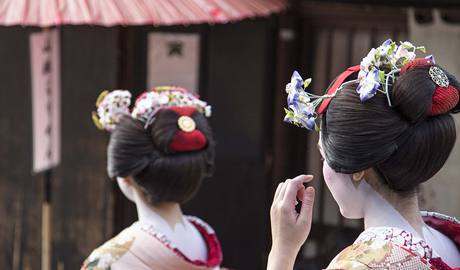 Gion walking tour at dusk 