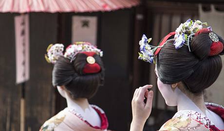 Gion walking tour at dusk