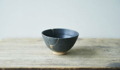 Kintsugi golden pottery repair